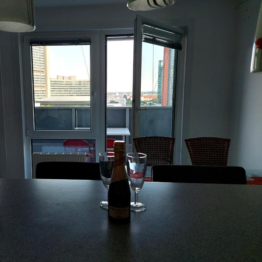 Tower Apartment With Private Terrace Next To Uno Vienna Exterior photo